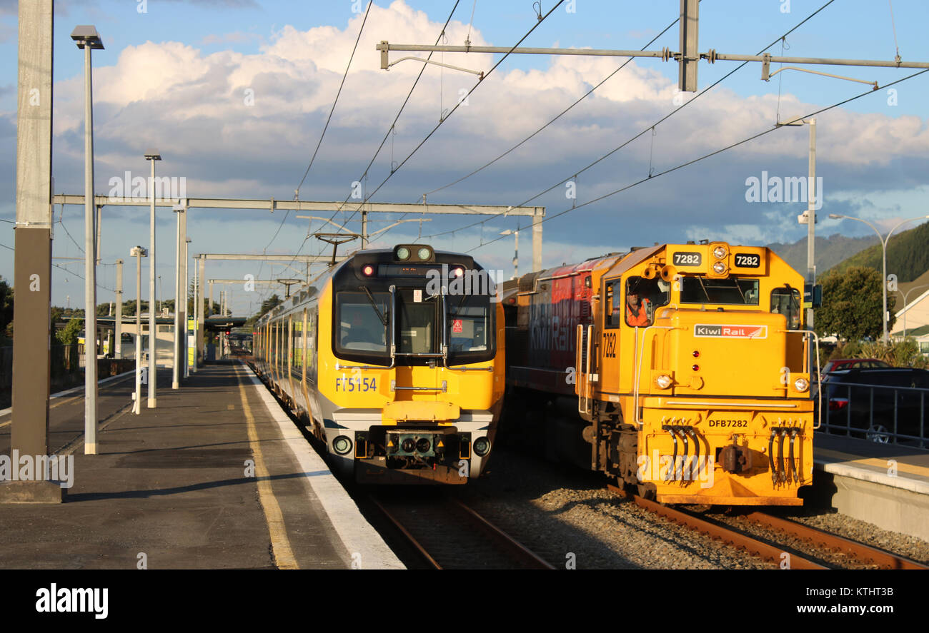 Diesel-elettrico loco presso la parte anteriore del Nord di Explorer in treno da Auckland e Wellington a Paraparaumu stazione sull Isola del nord principale linea trunk. Foto Stock