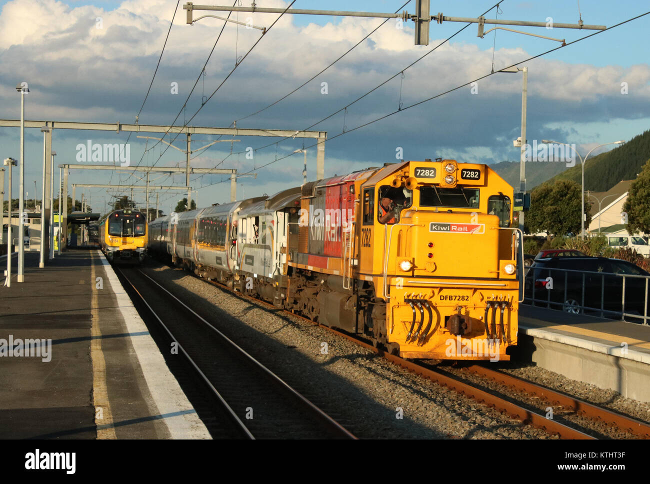 Diesel-elettrico loco presso la parte anteriore del Nord di Explorer in treno da Auckland e Wellington a Paraparaumu stazione sull Isola del nord principale linea trunk. Foto Stock
