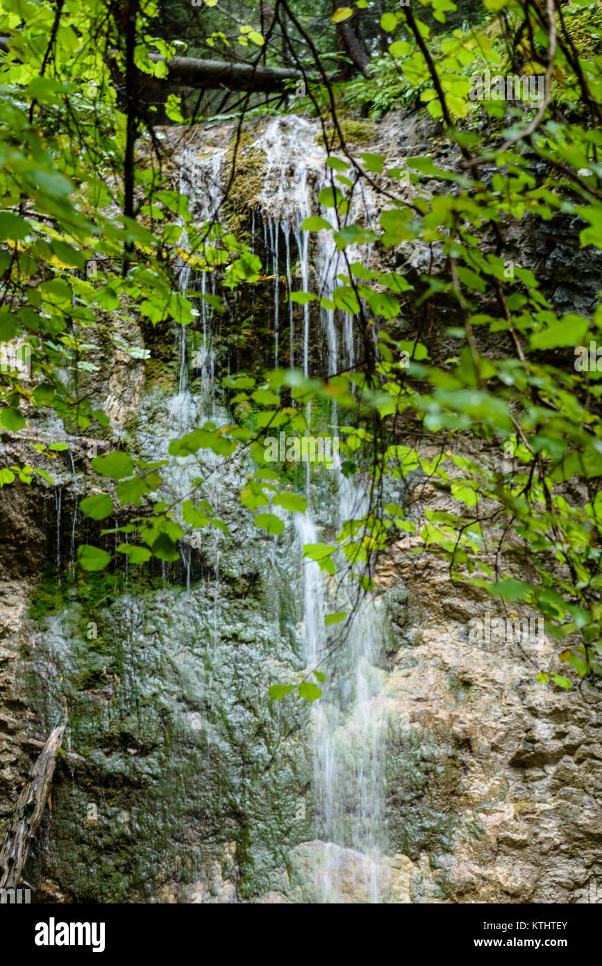 Grande Cascata dal burrone in autunno, una lunga esposizione, nel fiume di montagna con rocce e percorsi turistici scale. slovensky raj. sucha bela trail Foto Stock