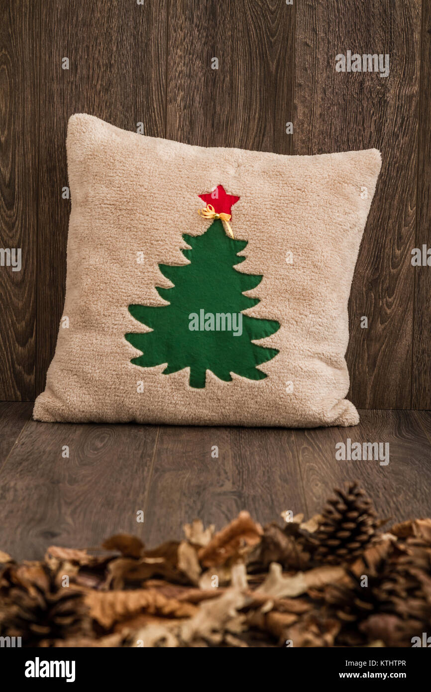 Cuscini fatti a mano con albero di natale pattern sul marrone sullo sfondo  di legno Foto stock - Alamy