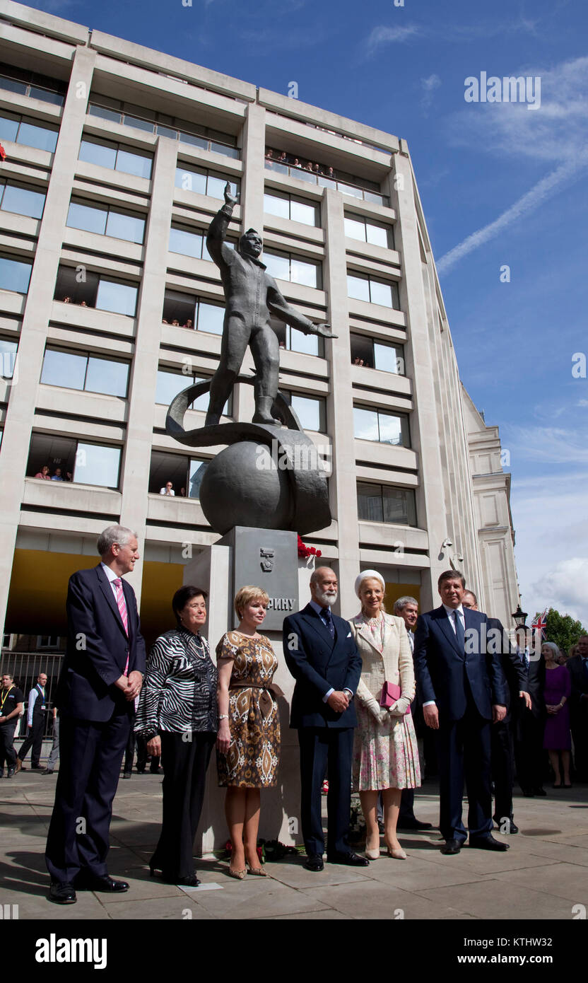 Una statua di Yuri Gagarin il primo uomo nello spazio, è stato presentato oggi al di fuori del Consiglio britannico della Londra HQ in the Mall in occasione del cinquantesimo anniversario della prima un volo spaziale umano. Oggi, 14 luglio 2011, è esattamente cinquant'anni dal giorno che Gagarin ha incontrato la Regina come parte della sua visita nel Regno Unito nel 1961. L'inaugurazione della statua è stata effettuata mediante il cosmonauta della figlia Elena Gagarina, ora direttore fo i musei del Cremlino a Mosca e di S.A.R. il Principe Michael di Kent. La statua sarà installato nel centro commerciale per un periodo di dodici mesi. Foto Stock
