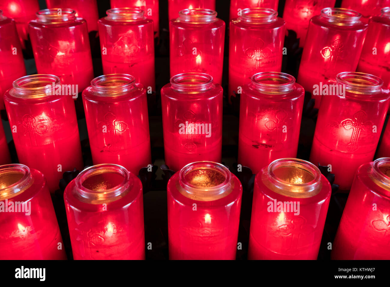 Righe di candele votive nella chiesa cattolica Foto Stock