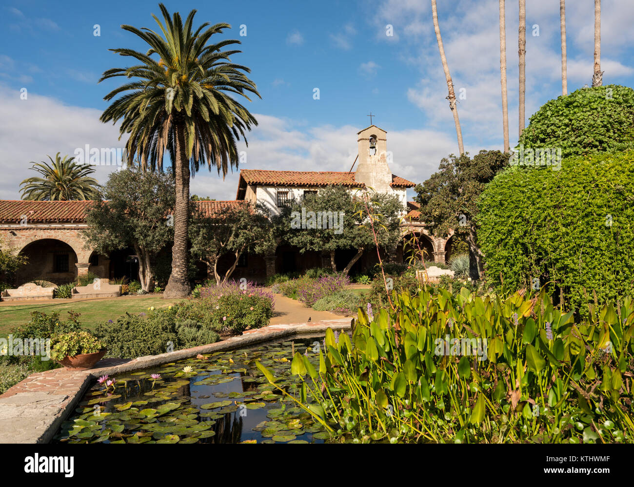 Giardino e la fontana di San Juan Capistrano mission Foto Stock