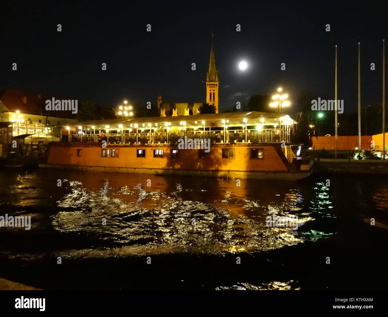 La foto di BDG nabrzepldBrdy di notte il 13 luglio 2013 cattura il vibrante paesaggio urbano di Bydgoszcz, Polonia. L'immagine mostra il lungomare della città e l'atmosfera urbana durante la notte. Foto Stock