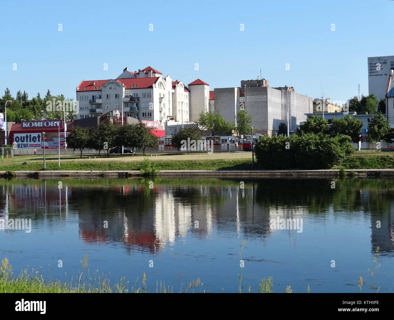 La BDG Brda Skrzetusko 2, situata in Polonia, rappresenta un edificio residenziale o urbano catturato nel luglio 2013. Questa struttura fa parte dello stile architettonico regionale e riflette le preferenze di design locali e lo sviluppo urbano in Polonia all'inizio del XXI secolo. Foto Stock