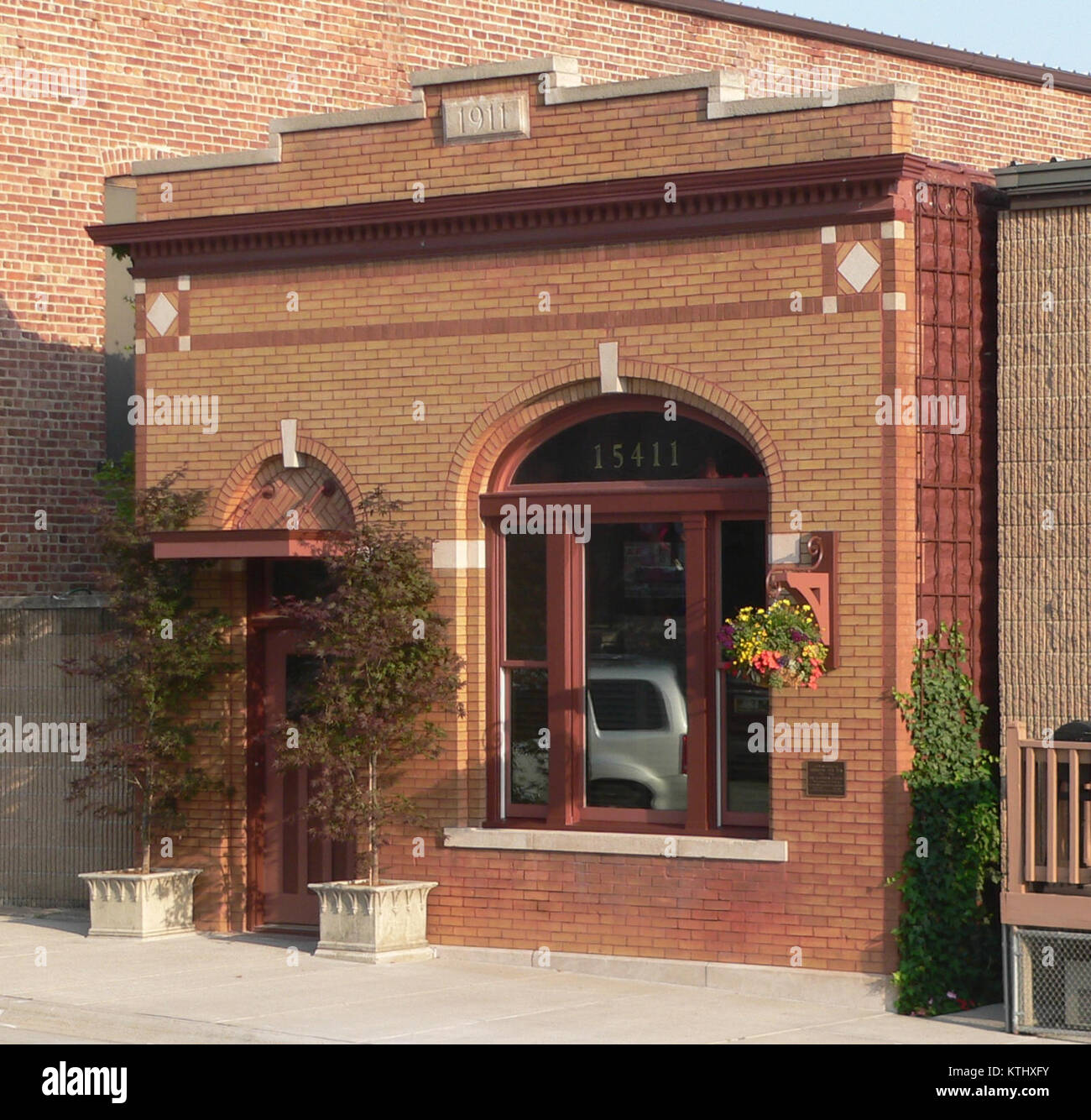 Questa immagine mostra l'edificio della Bennington State Bank da nord-ovest, offrendo una vista del design architettonico e della struttura di questa istituzione finanziaria all'inizio del XX secolo. Foto Stock