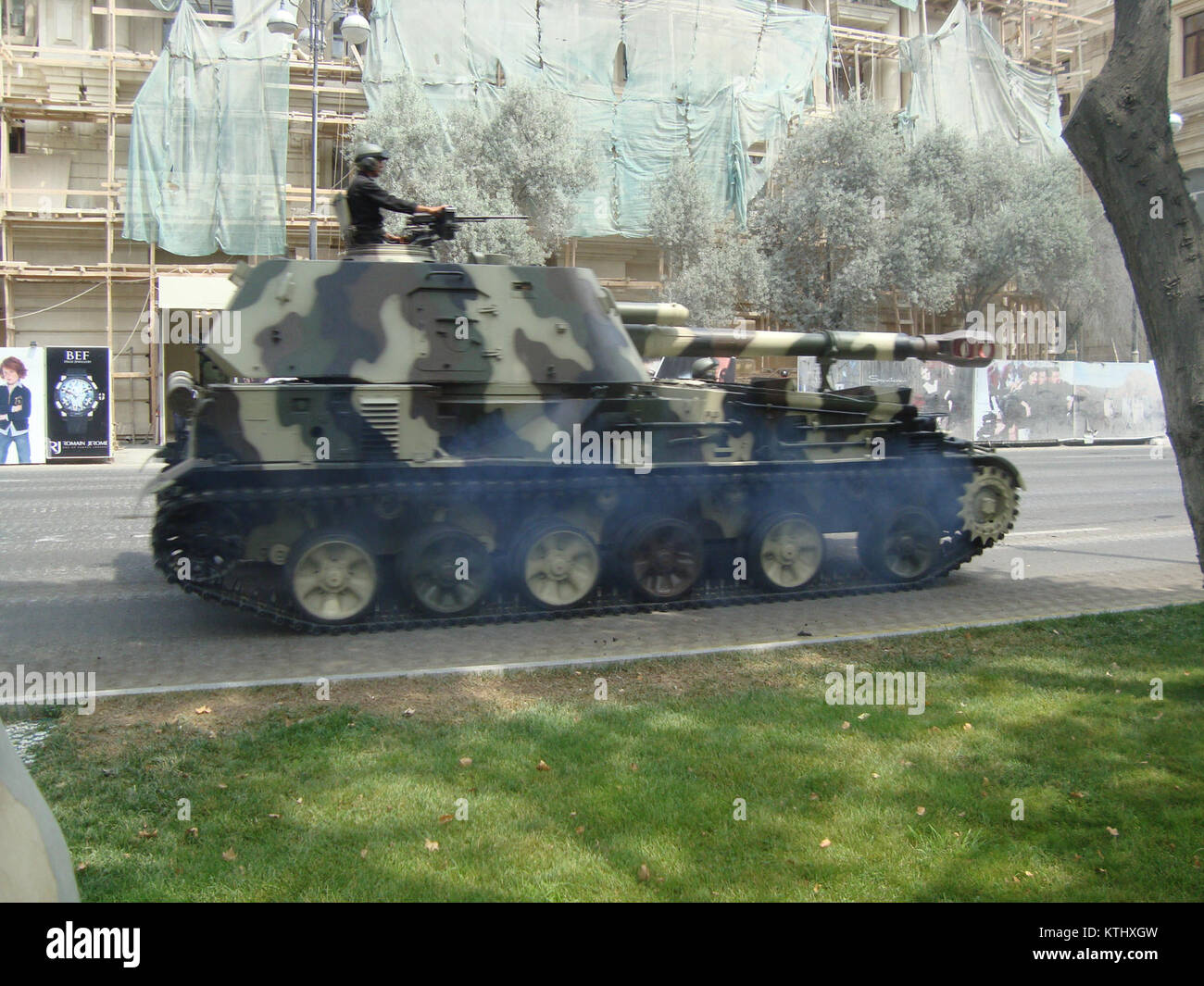 Un obice semovente azero 2S3 Akatsiya durante una parata militare a Baku, Azerbaigian, nel 2013. Foto Stock