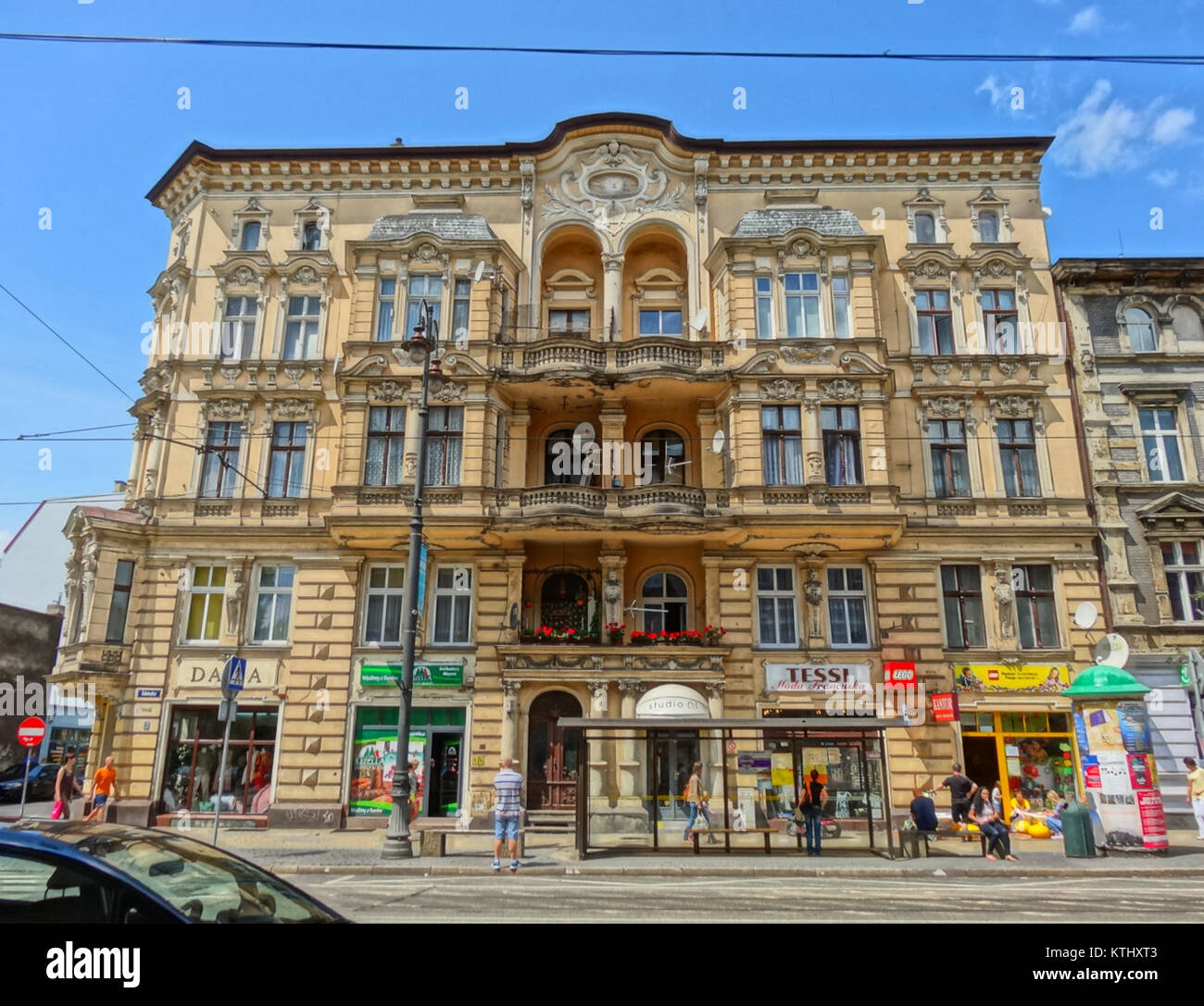 Questa foto cattura l'edificio situato in GdaÅ„ska 63, un indirizzo storico a Bydgoszcz, Polonia. L'edificio fa parte del paesaggio architettonico della città. Foto Stock