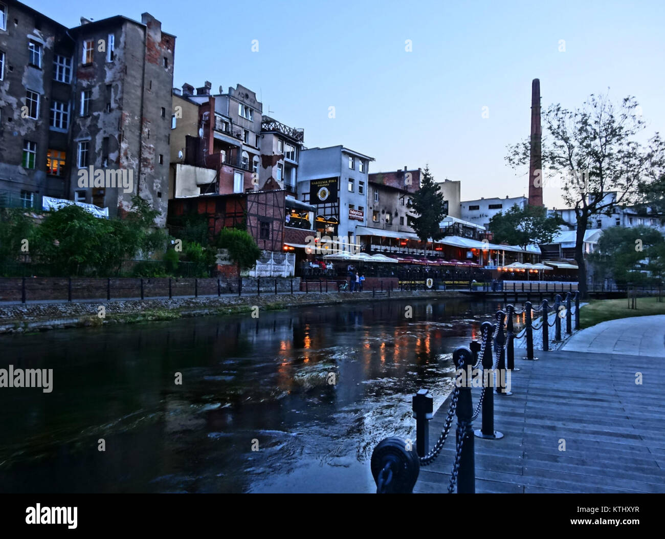 Un'immagine del BDG WenecjaB, scattata di notte il 5 luglio 2013. La foto evidenzia le caratteristiche architettoniche dell'edificio nella luce serale, con particolare attenzione al design esterno. Foto Stock