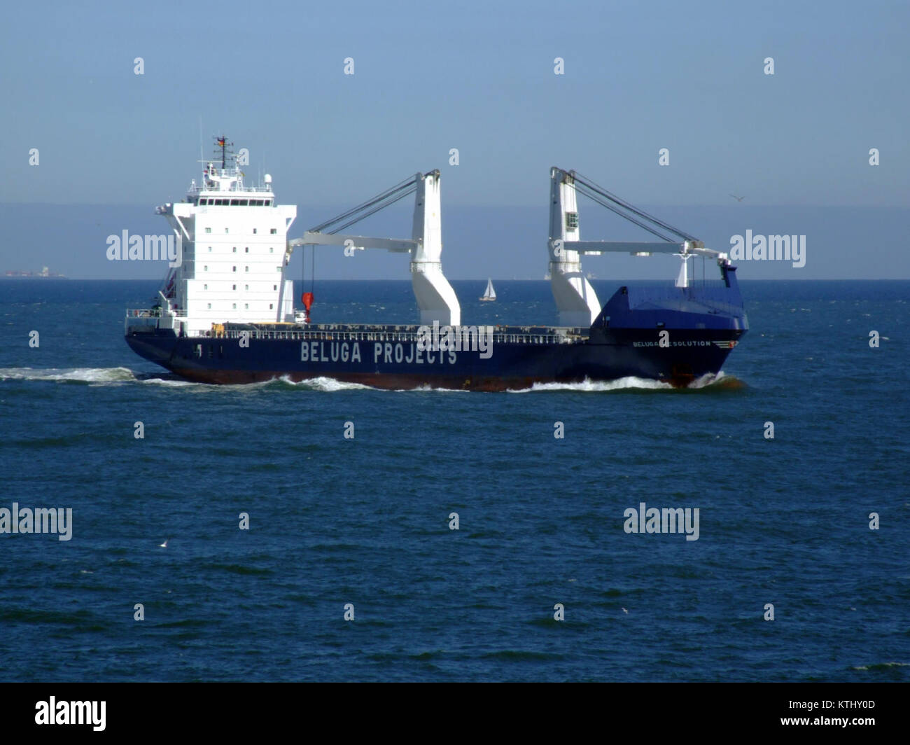 La risoluzione Beluga, registrata con il numero IMO 926775471, è una nave da carico utilizzata principalmente per il trasporto di merci. Questa nave svolge un ruolo nel commercio globale, con una particolare attenzione al trasporto di merci pesanti e di grandi dimensioni attraverso le acque internazionali. Foto Stock