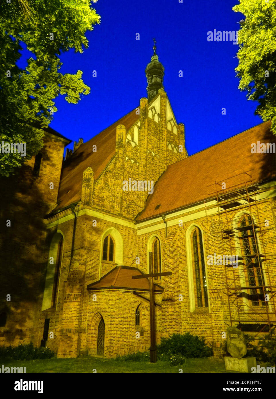 Questa foto della cattedrale di Bydgoszcz, Polonia, scattata di notte il 27 luglio 2013, cattura la grandezza architettonica della cattedrale illuminata contro il cielo notturno. Foto Stock