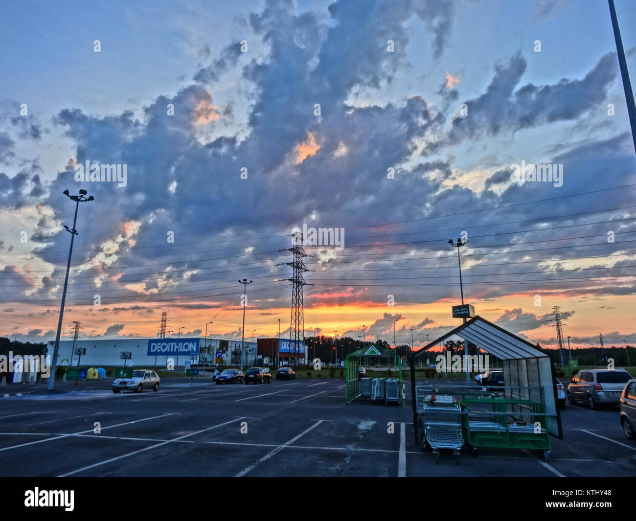 Un riferimento al negozio Decathlon situato in un edificio, probabilmente nel 2013, che espone il suo ambiente di vendita al dettaglio e le offerte di attrezzature sportive. Foto Stock Un riferimento al negozio Decathlon situato in un edificio, probabilmente nel 2013, che espone il suo ambiente di vendita al dettaglio e le offerte di attrezzature sportive. Foto Stock