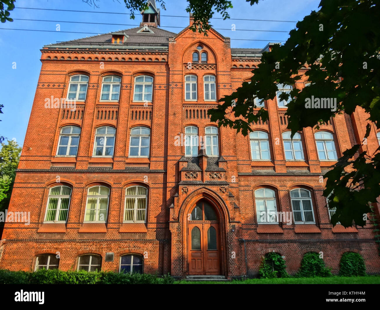 Questa immagine mostra l'edificio della scuola Kordecki in Polonia, catturato nel 2013, che riflette la sua storia educativa e il suo significato architettonico. Foto Stock