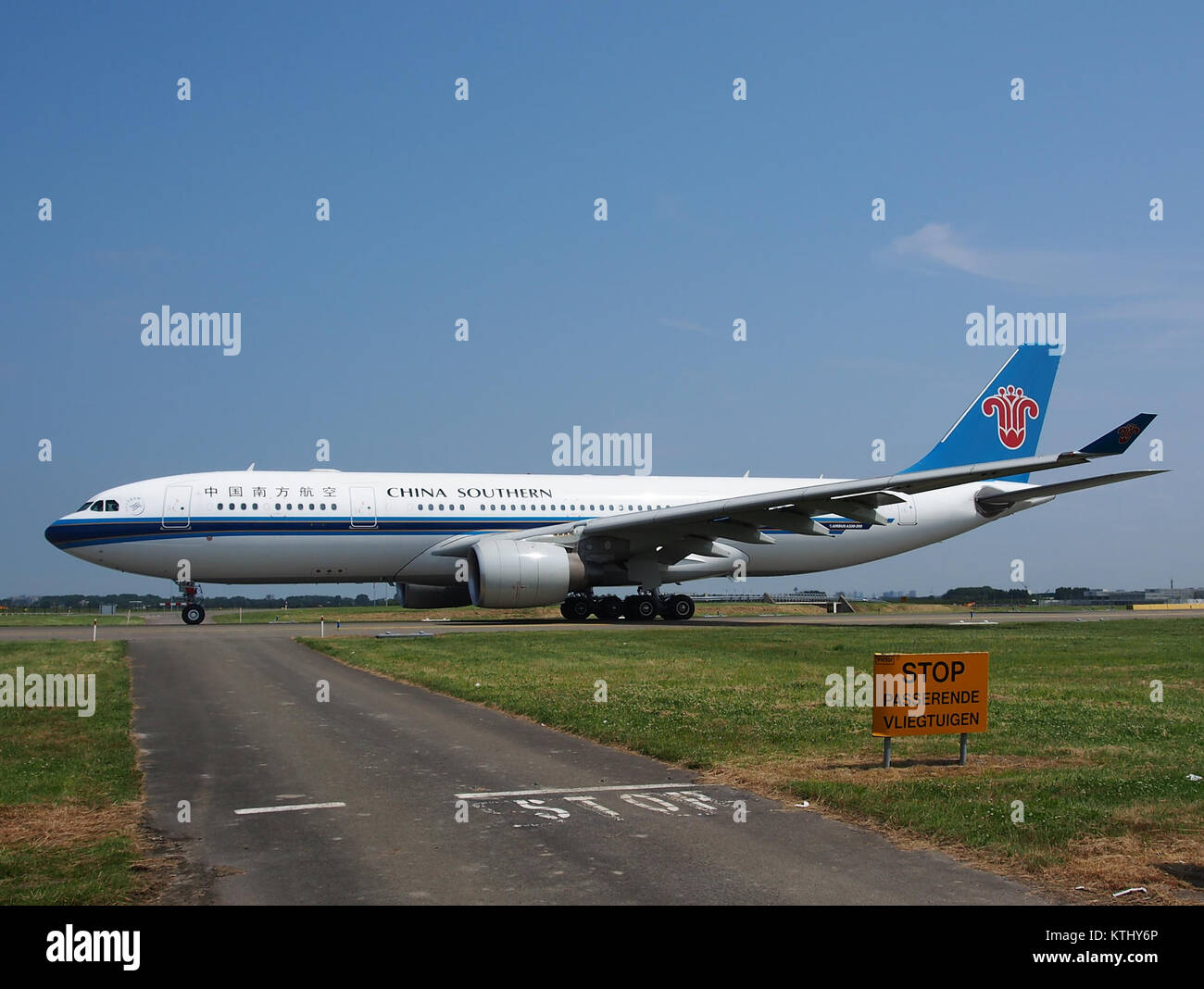 L'Airbus A330-223, numero di coda B6542, operato da China Southern Airlines, è un aeromobile a lungo raggio utilizzato per voli internazionali. Questo modello è noto per la sua affidabilità ed efficienza nel trasporto aereo moderno. Foto Stock