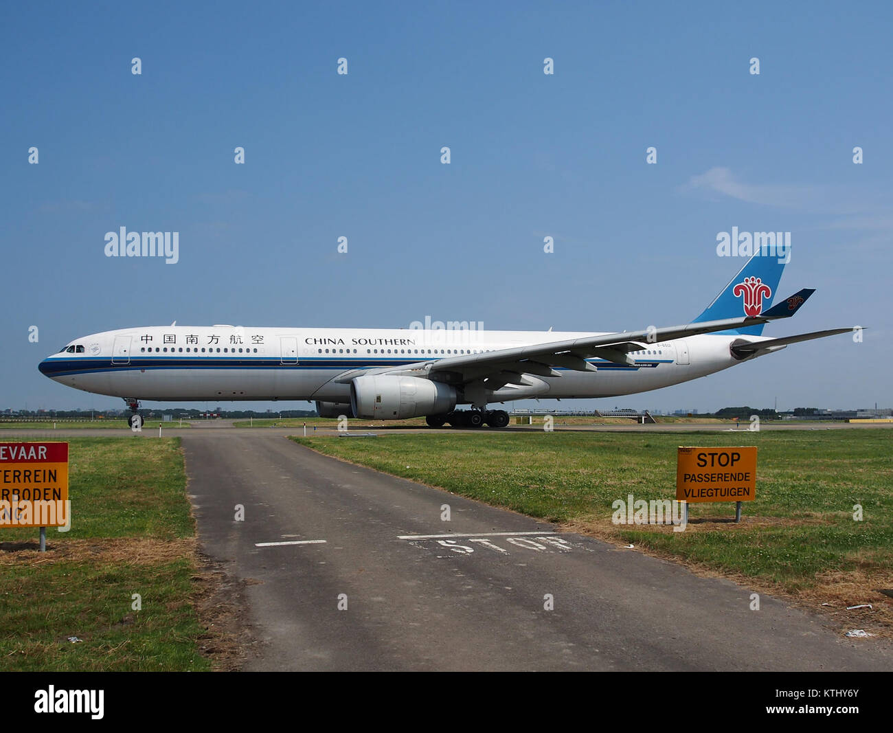 L'Airbus A330-343E, registrazione B-6501, è gestito da China Southern Airlines. Questo velivolo a lungo raggio fa parte della flotta della compagnia aerea, nota per la sua efficienza e il suo comfort durante i voli internazionali. Foto Stock