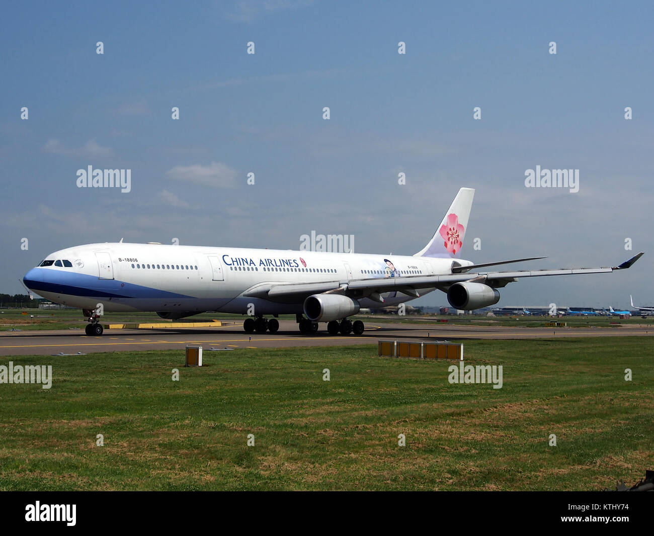 Il B 18806 è un Airbus A340-313X della China Airlines, con il numero di costruzione 433. Questo aereo fa parte della flotta della compagnia aerea, che viene utilizzata per voli a lungo raggio in tutto il mondo. Foto Stock