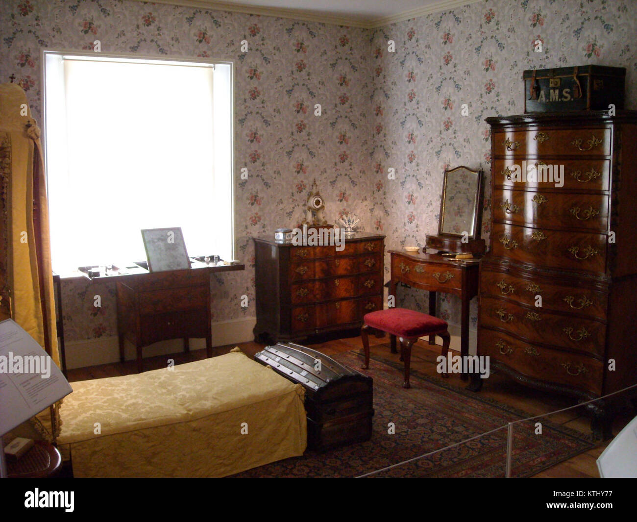 Questa immagine mostra un tradizionale display da camera da letto, progettato da Higgins, che mette in risalto elementi di design degli interni che riflettono l'estetica classica e l'uso funzionale dello spazio nell'arredamento della casa. Foto Stock