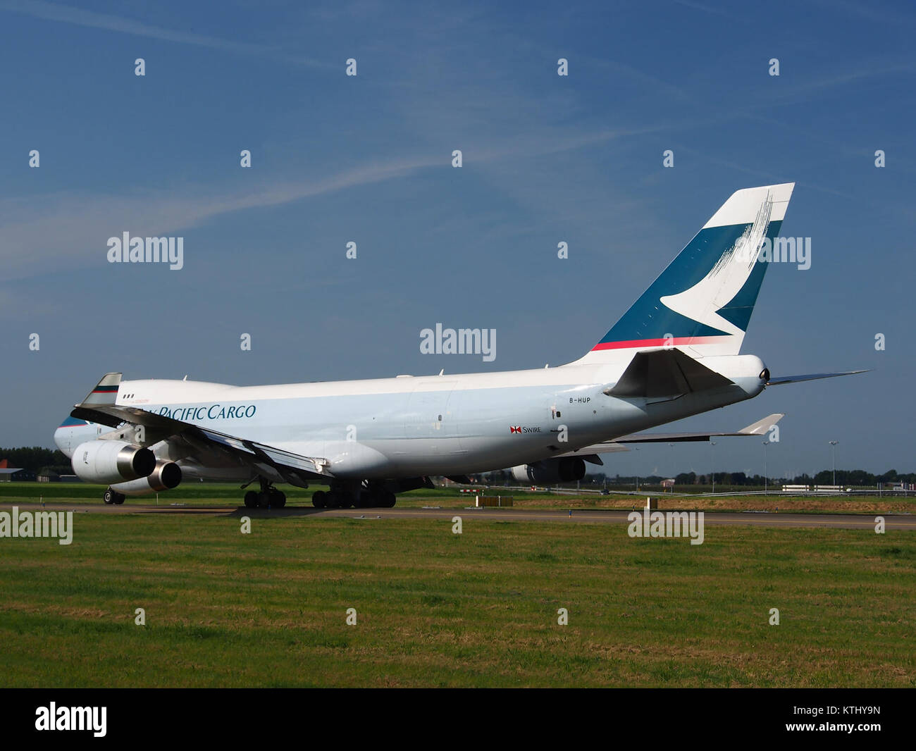 Il Cathay Pacific Boeing 747-467F, immatricolazione B-HUP, è un aereo da trasporto utilizzato per i servizi di trasporto aereo merci. Il Boeing 747-467F fa parte dell'iconica famiglia 747, nota per la sua grande capacità e capacità a lungo raggio. Questo aereo specifico, con numero di serie 30805, rappresenta una parte fondamentale della rete logistica e merci di Cathay Pacificâ. Foto Stock