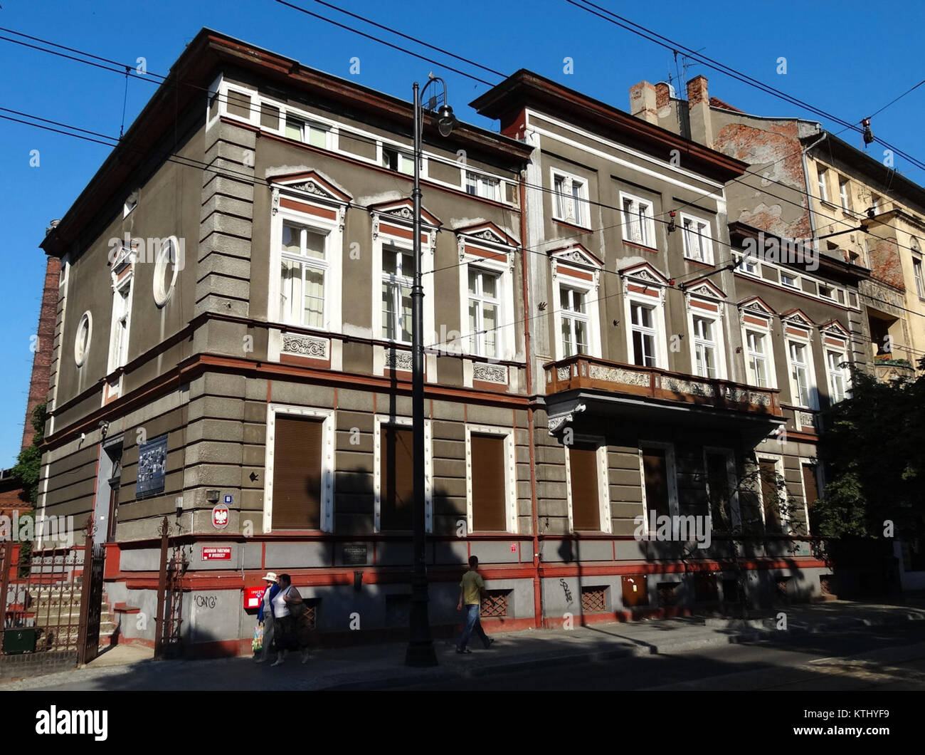 L'edificio Dworcowa 65, situato in Polonia, fa parte di un più ampio sviluppo architettonico. La sua costruzione riflette le moderne tendenze architettoniche in Polonia all'inizio del XXI secolo. Foto Stock