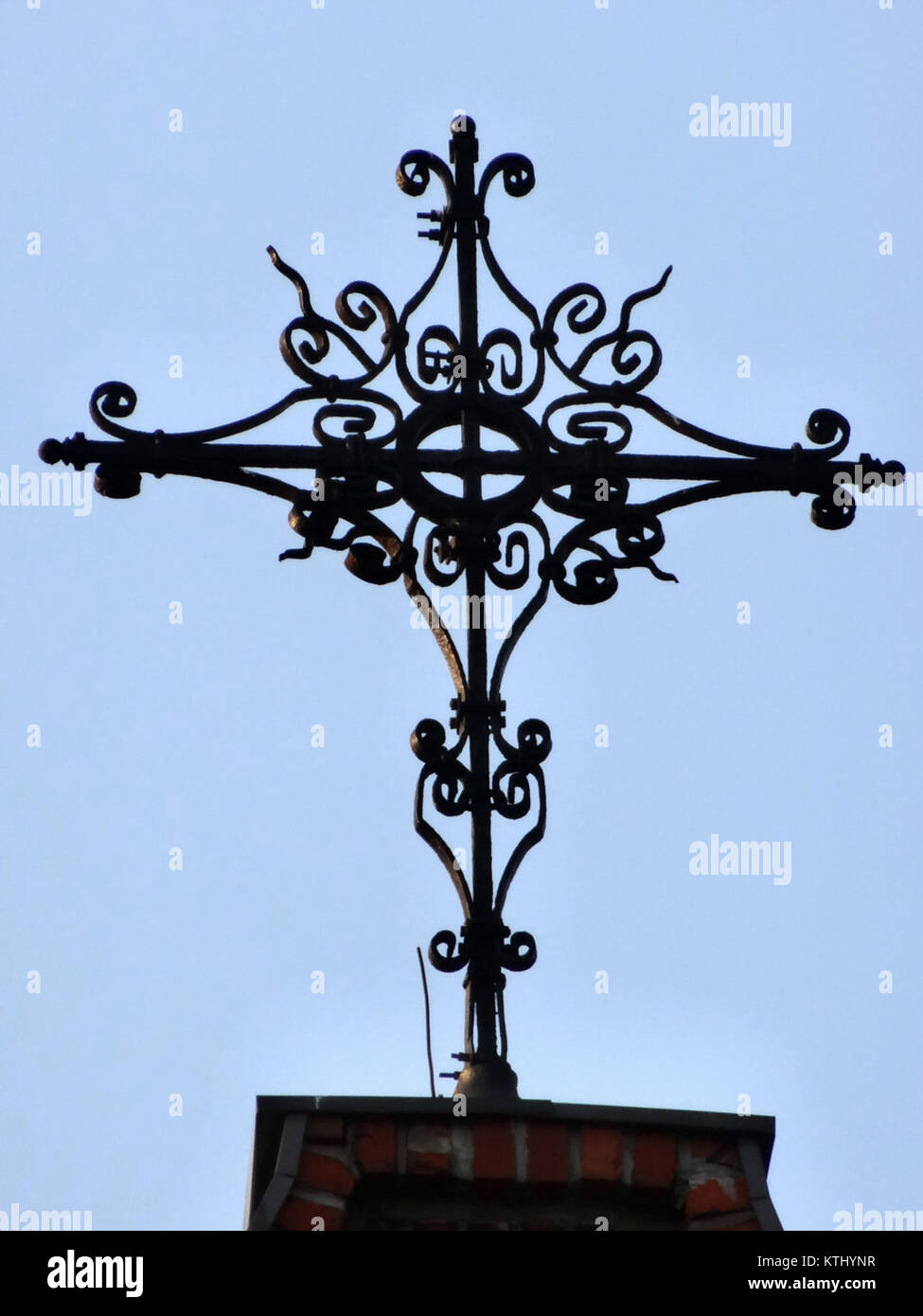 Fotografia dell'edificio che ospita il 6° distaccamento della polizia municipale (KSCW) a Trojcy, Polonia, scattata nel luglio 2013, che mostra l'architettura e la posizione della struttura. Foto Stock