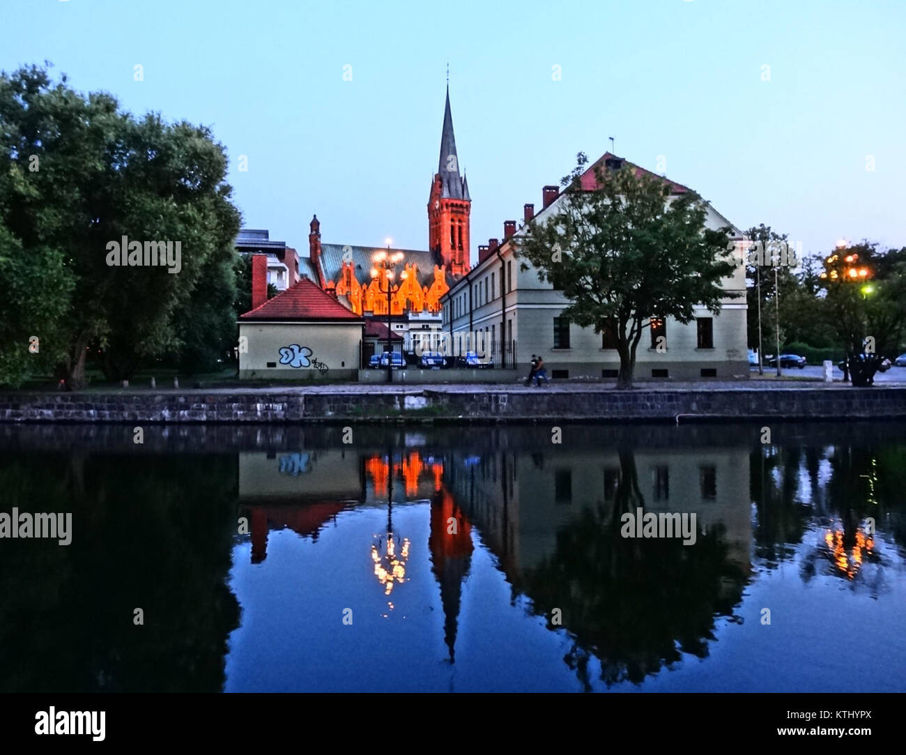 Una foto notturna di BDG PZU, scattata il 2 luglio 2013, che mostra l'esterno dell'edificio illuminato contro il cielo notturno. Foto Stock