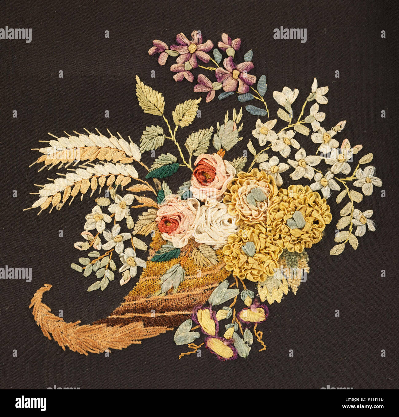 Questa immagine mostra una vista dettagliata di una borsa antica della collezione MET, catalogata in modo specifico come MET 62.141.4. La borsa esemplifica l'artigianato storico, con elementi di design intricati tipici dell'epoca. Foto Stock