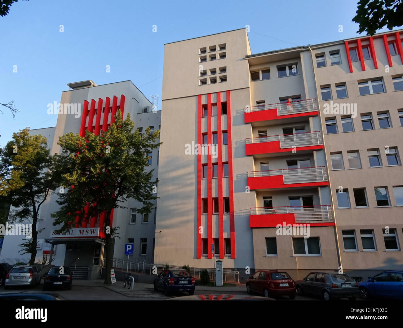 Questa fotografia raffigura un edificio del Ministero degli interni e dell'ospedale amministrativo in Polonia, mostrando la sua architettura e l'ambiente di questa importante istituzione medica. Foto Stock