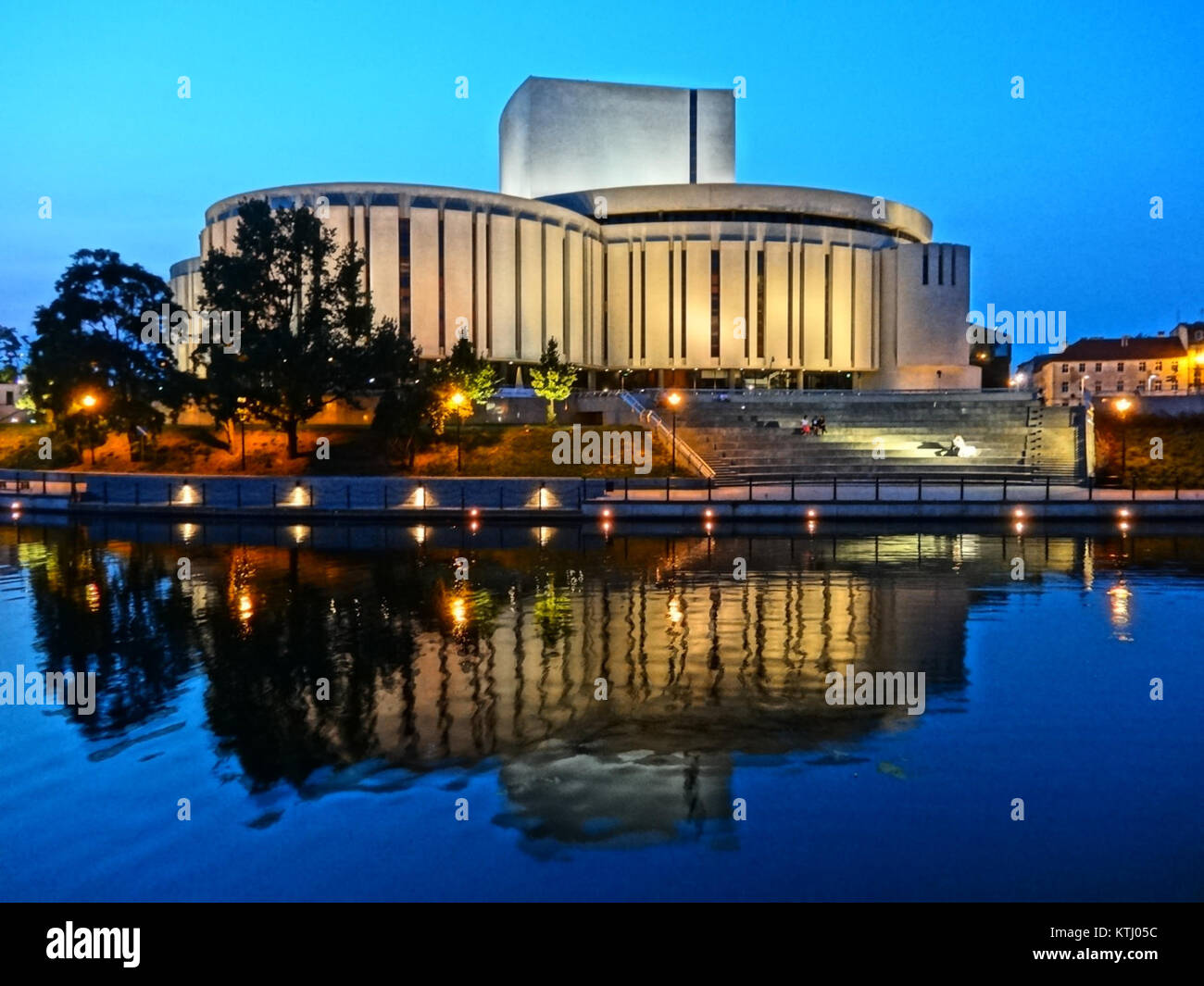 Un'esibizione di OperaNova nel 2013, che mostra una produzione musicale o teatrale in un ambiente di spettacolo dal vivo. Foto Stock