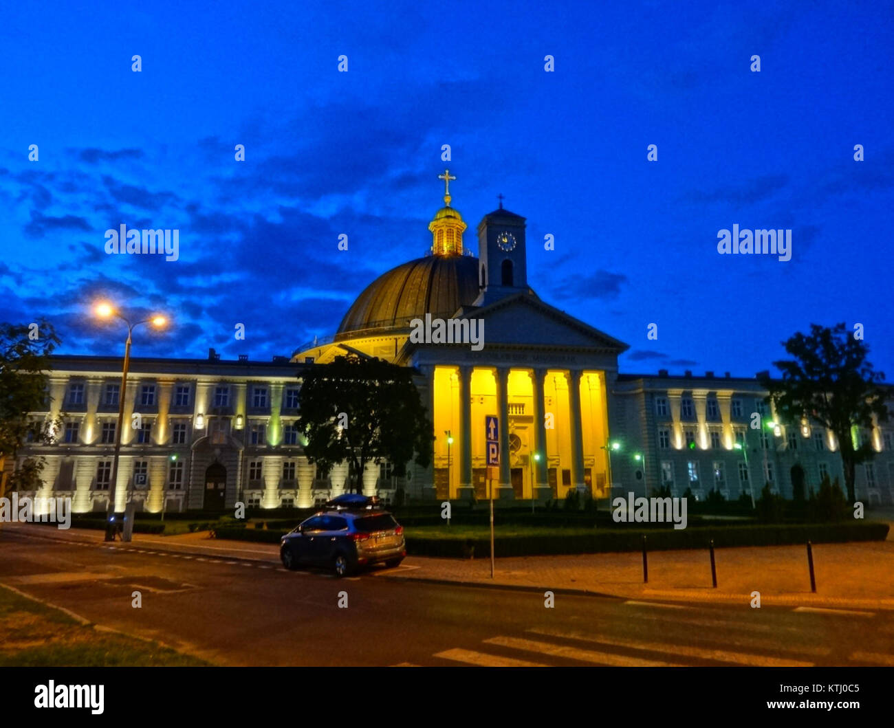 Questa immagine mostra la Basilica di Bydgoszcz di notte il 13 luglio 2013, catturando la bellezza architettonica e l'atmosfera notturna della storica chiesa in Polonia. Foto Stock