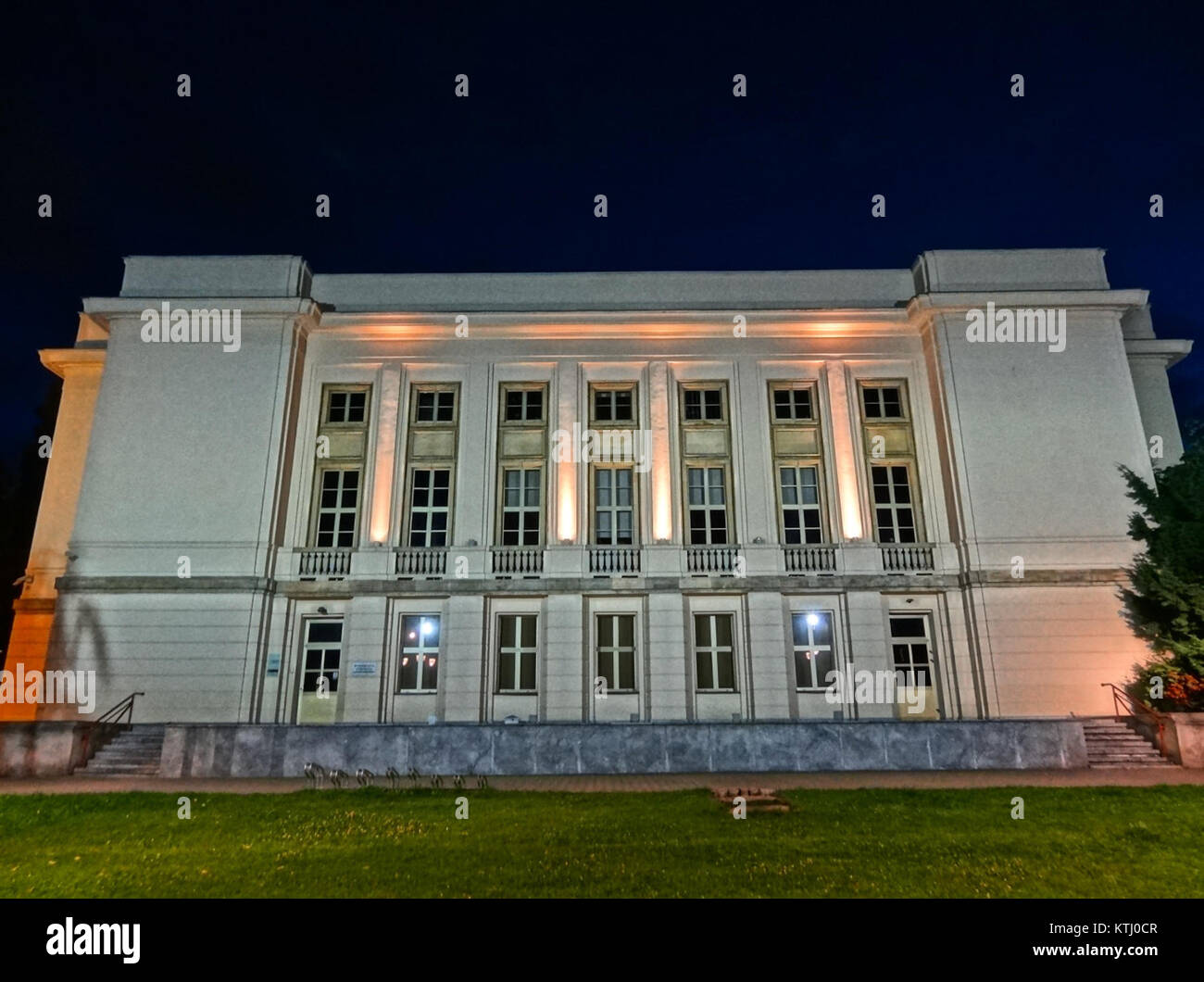 Questa immagine mostra una performance alla BDG Filharmonia, una sala concerti di spicco nota per ospitare eventi di musica classica e spettacoli culturali. Foto Stock