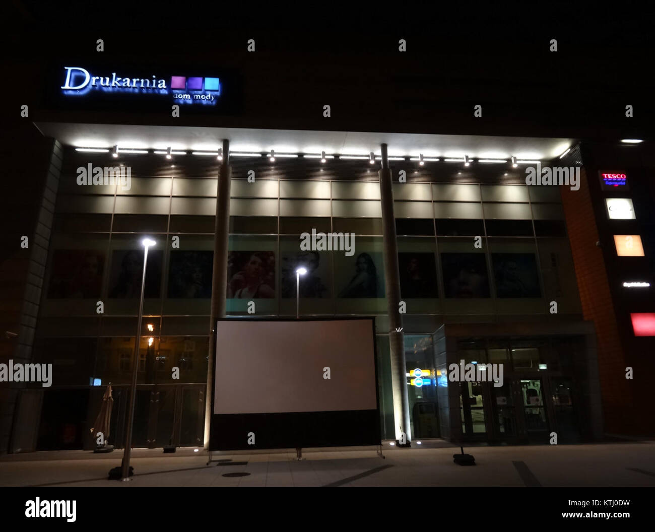 Questa immagine mostra una vista notturna di una tipografia presso la BDG CHDrukarnia, una tipografia in Polonia, che cattura il funzionamento dello stabilimento durante il turno di notte. Foto Stock