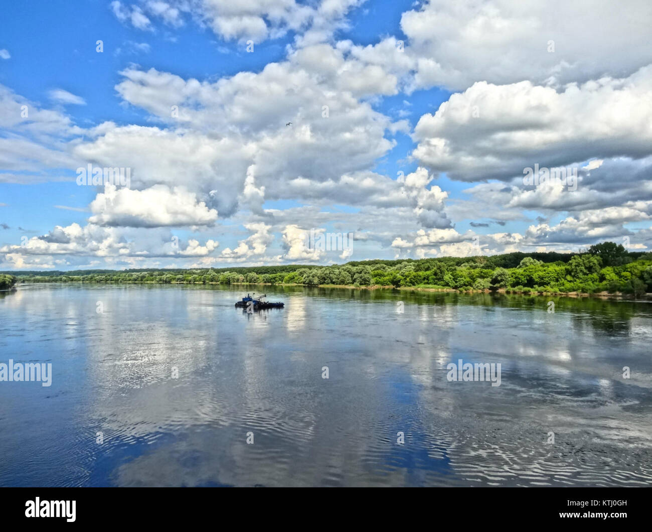 Il BDG Wislazmostu, situato in Polonia, è un ponte che ha ospitato eventi storici significativi. Il 31 luglio 2013, il ponte ha subito importanti lavori di ristrutturazione per preservare la sua integrità strutturale e il suo significato storico. Il progetto mirava a mantenere il ruolo del ponte come collegamento di trasporto vitale, onorando al contempo la sua eredità storica. Foto Stock