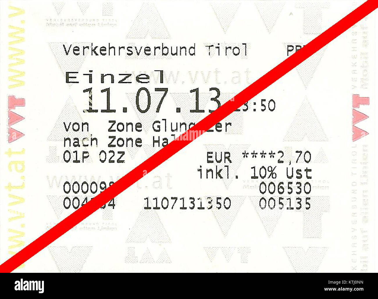 Un biglietto dell'autobus da Verkehrsverbund Tirol, datato 2013, utilizzato per i trasporti pubblici nella regione del Tirolo in Austria. Il biglietto riflette il design e la funzionalità del sistema di trasporto pubblico. Foto Stock