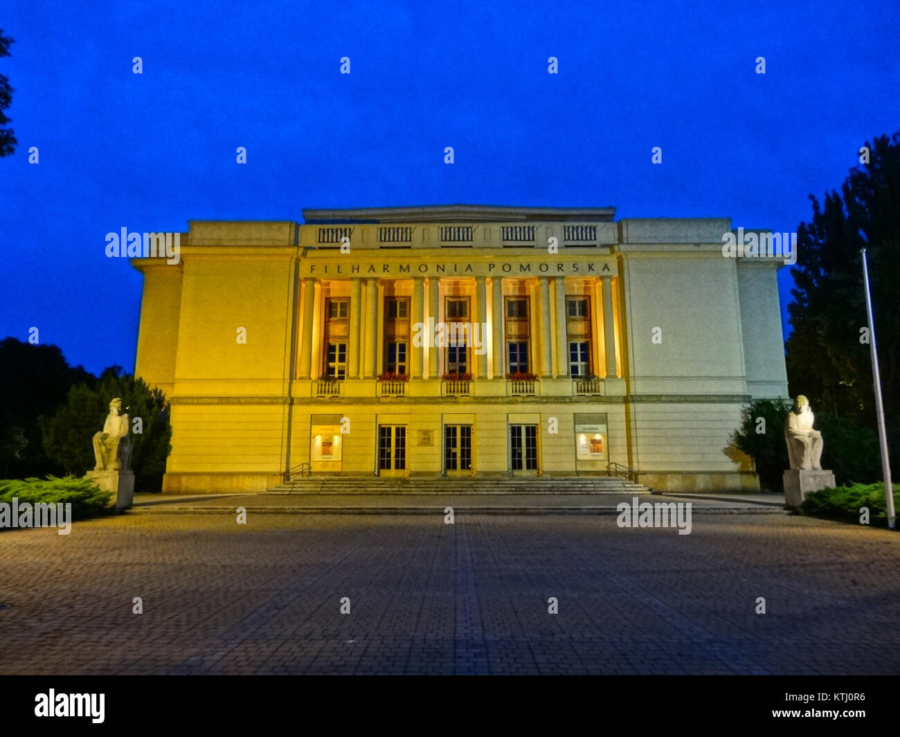 BDG Filharmonia noc 11 07 2013 si riferisce a una performance tenuta alla Filarmonica di Bydgoszcz in Polonia la notte dell'11 luglio 2013. L'evento ha caratterizzato un concerto di musica classica in un rinomato luogo culturale, attirando partecipanti locali e internazionali. Foto Stock