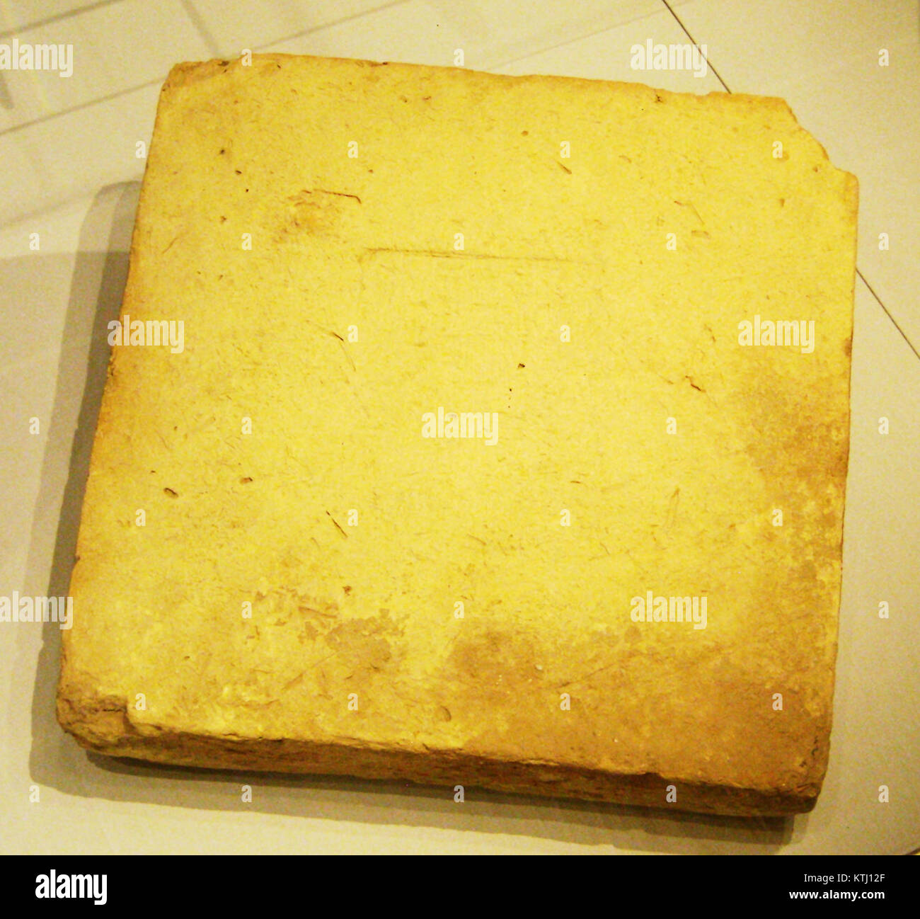 Il mattone babilonese è un manufatto dell'antica Babilonia, spesso inciso con testo cuneiforme. Fornisce informazioni sulla cultura, la governance e le pratiche architettoniche dell'antica Mesopotamia. Foto Stock