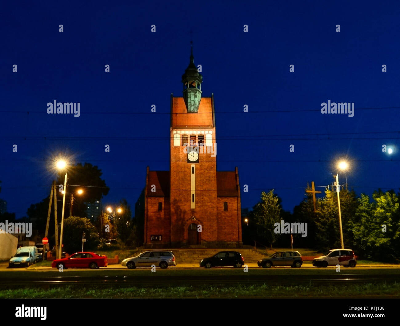 Questa foto cattura la vista architettonica dell'edificio "kscswJozefa" di notte il 2 luglio 2013. L'illuminazione mette in risalto il suo design e l'ambiente urbano. Foto Stock