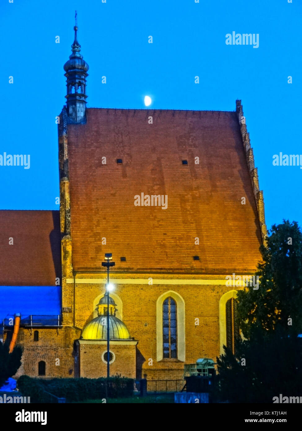 La Katedra (cattedrale) in Polonia, mostrata in questa foto notturna del 5 luglio 2013, è un esempio iconico di architettura gotica polacca. La vista illuminata enfatizza la grandezza e la bellezza architettonica di questo sito storico religioso, una caratteristica fondamentale del paesaggio culturale e architettonico della Polonia. Foto Stock