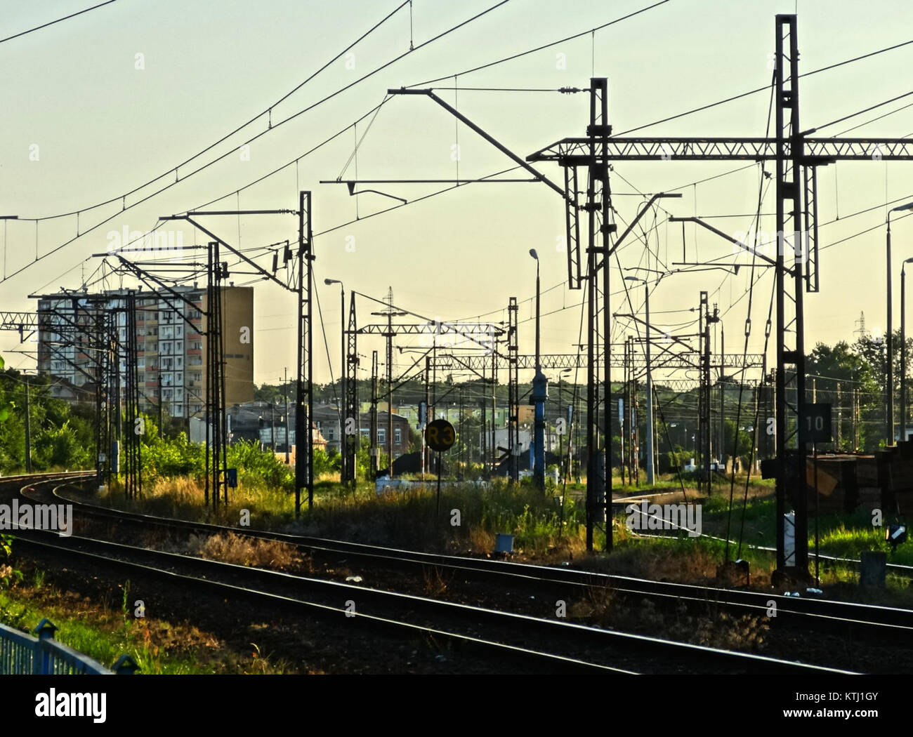 BDG Okolekolej, fotografato nel 2013, presenta un'architettura moderna con un design distintivo. L'edificio mette in risalto l'innovazione architettonica e le tendenze di sviluppo urbano, riflettendo gli stili contemporanei all'inizio del XXI secolo. Foto Stock