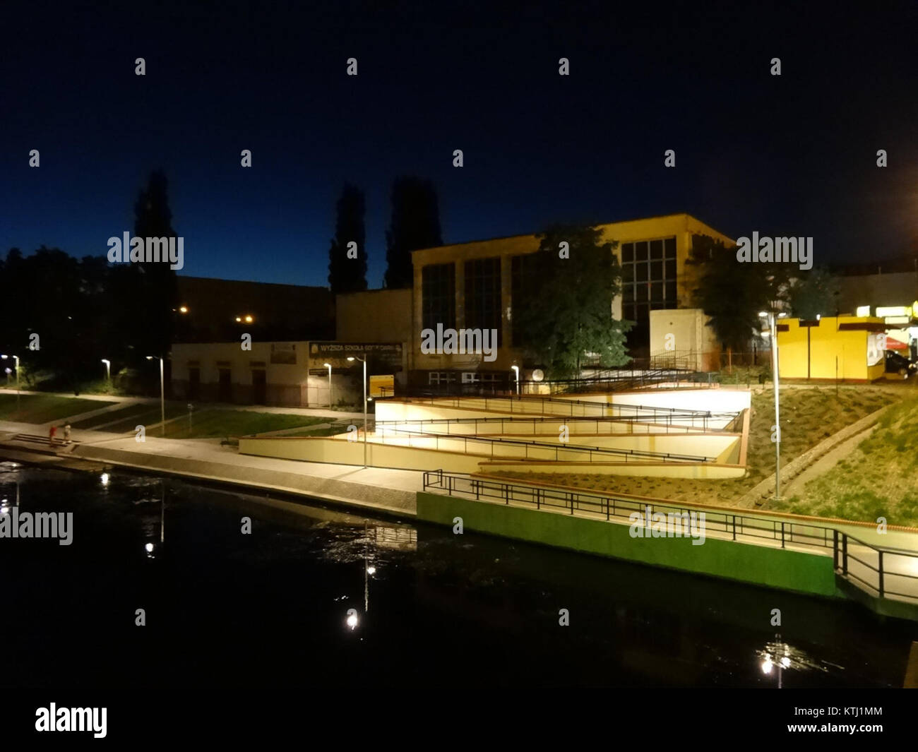 Questa immagine raffigura l'area "Bulwary Brdy" di notte, scattata nel luglio 2013. La scena riflette il design del paesaggio urbano e la vita notturna della città, mostrando la vivacità della zona. Foto Stock