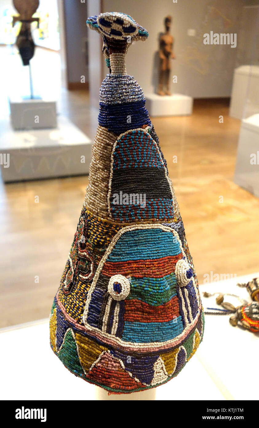Questa corona reale con perline dalla Nigeria, realizzata dal popolo Yoruba all'inizio del XX secolo, presenta intricati cordoni, fibre di palma e tessuti. Si tratta di un importante manufatto culturale ospitato nel Museo d'Arte di Chazen Foto Stock