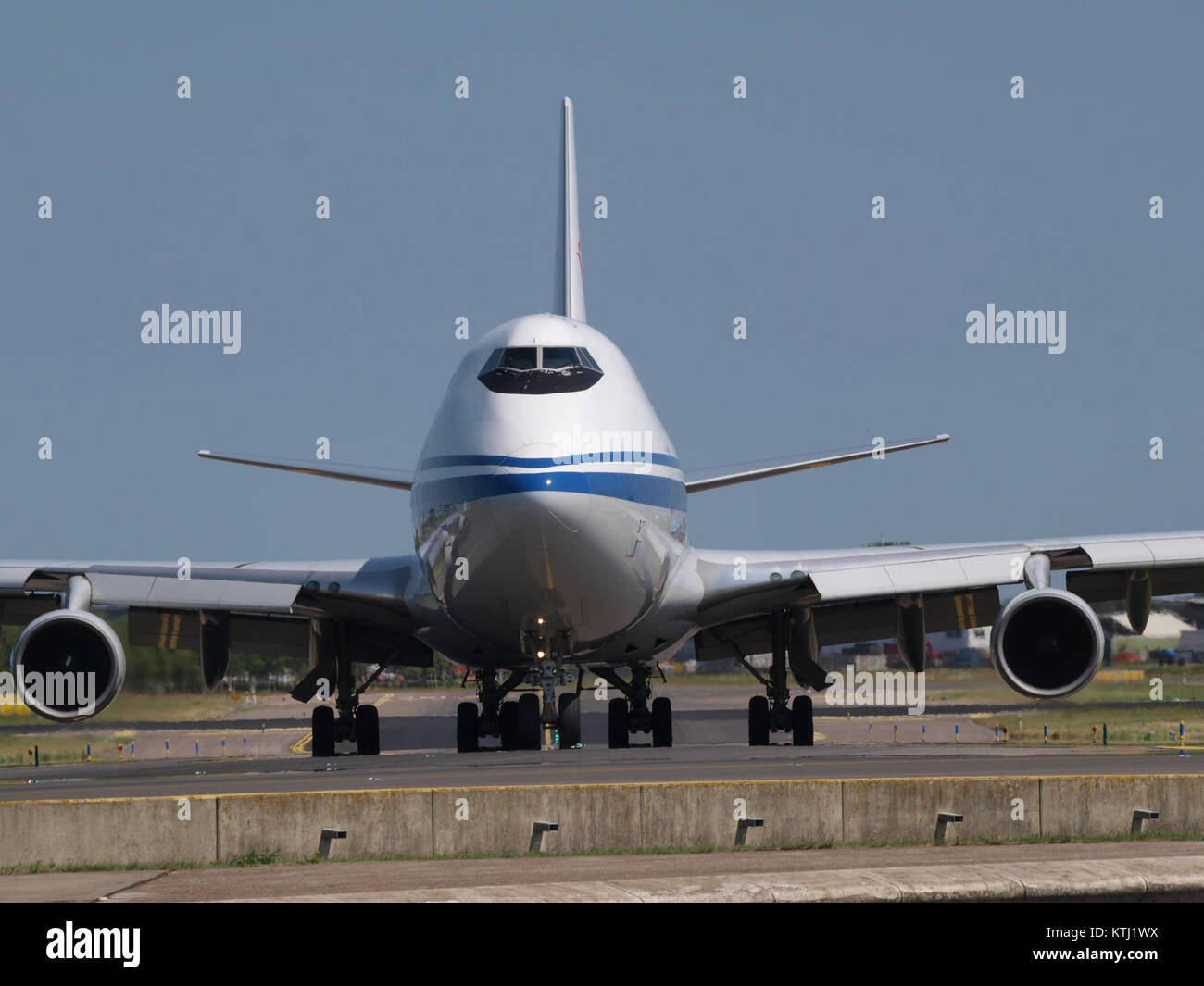 Il Boeing B747 4J6 (BCF), registrato come CN 24346, è un aereo cargo utilizzato da Air China Cargo, visto rullare nel luglio 2013 durante le operazioni di routine in aeroporto. Foto Stock