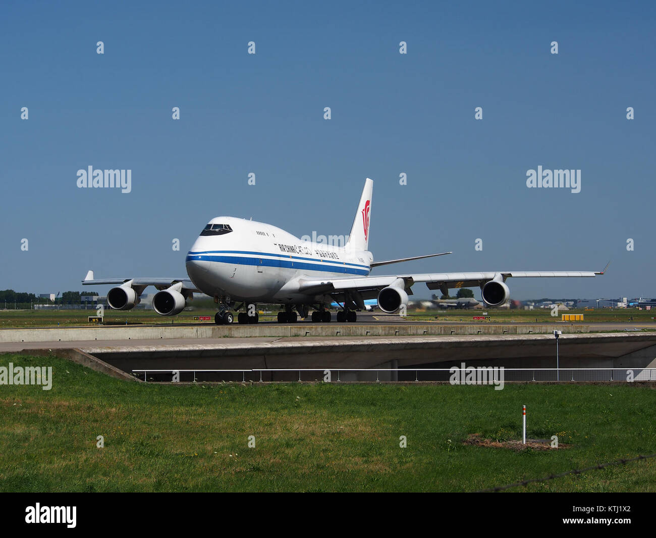 L'immagine mostra un Boeing B747 4J6 (BCF) operato da Air China Cargo Taxing il 21 luglio 2013. L'aereo è una versione cargo del Boeing 747, progettato per il trasporto merci, con contrassegni e immatricolazione CN 24346 distinti. Foto Stock