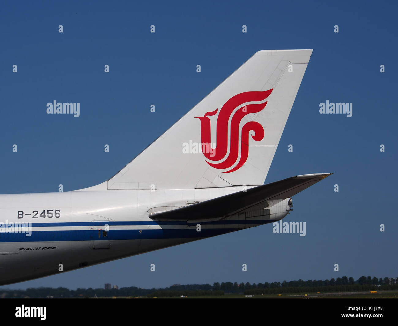 Questa immagine mostra il Boeing B747 4J6 (BCF), un aereo cargo di Air China Cargo, che ha rullato il 21 luglio 2013. Il B747 è noto per la sua grande capacità ed è ampiamente utilizzato nel trasporto aereo di merci e merci. Foto Stock