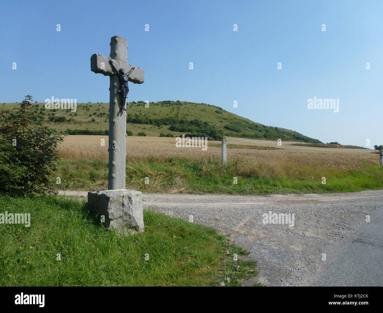 Questa immagine mostra una tradizionale croce laterale, o "croix de chemin", ad Audrehem, situata nel dipartimento del Pas-de-Calais nel nord della Francia. Queste croci sono segni storici che riflettono il patrimonio religioso e culturale della regione. Foto Stock