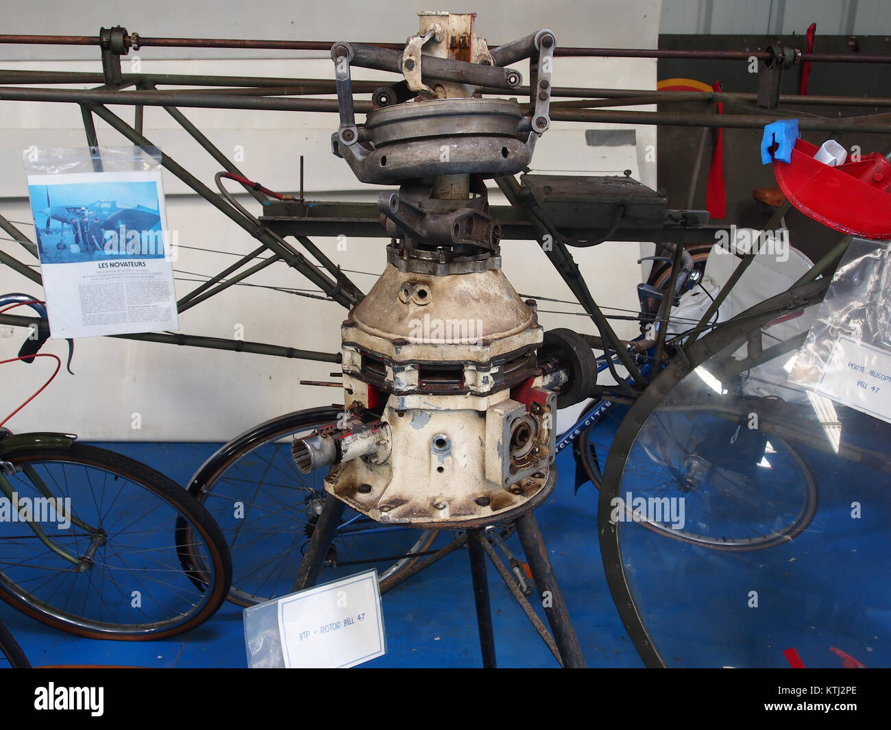 Il Bell 47 BTP è un modello di elicottero noto per il suo caratteristico design a rotore, ampiamente utilizzato in applicazioni militari e civili. È dotato di una cabina di pilotaggio aperta ed è stato un pioniere nell'aviazione ad ala rotante. Foto Stock