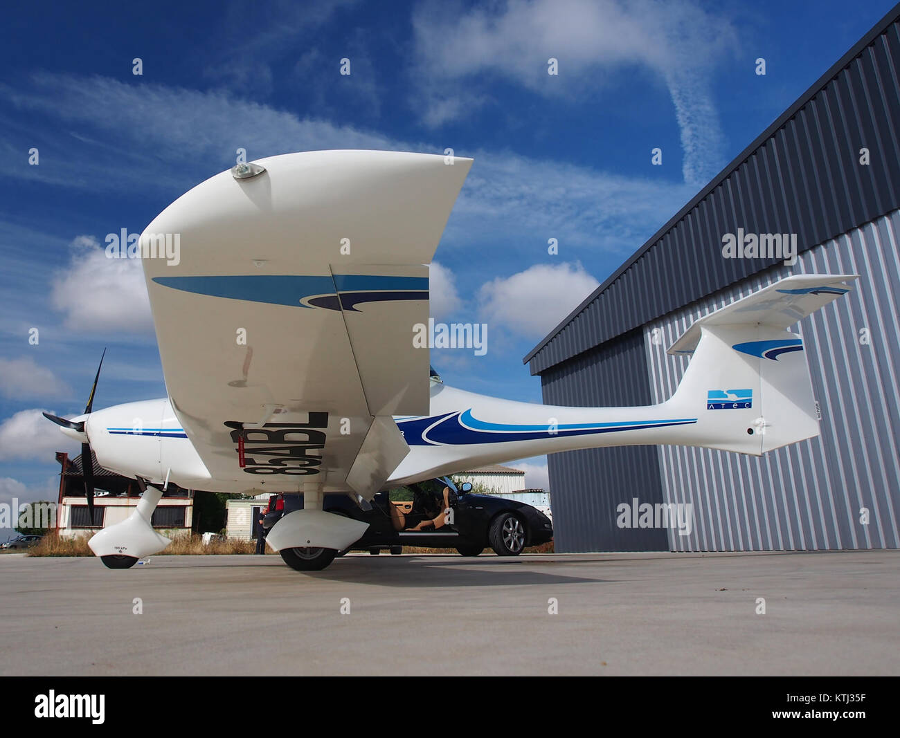 L'Atec 122 Zephyr, situato a Fontenay le Comte, in Francia, è un modello di aerei leggeri noto per il suo design elegante e le prestazioni efficienti. L'aeromobile è utilizzato sia per scopi ricreativi che per scopi di addestramento. Foto Stock