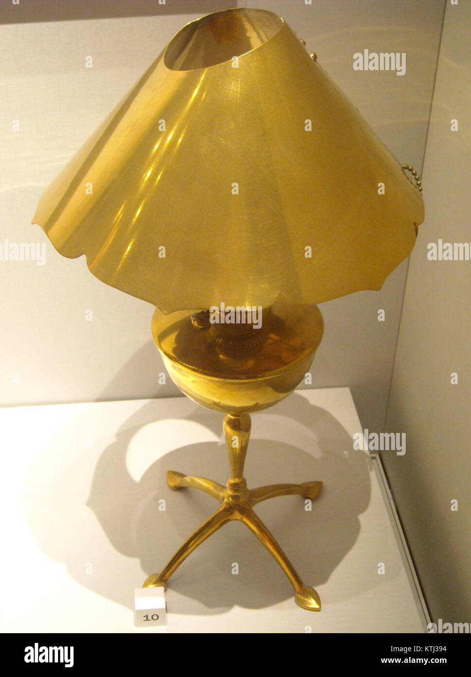 BensonLamp si riferisce a un apparecchio di illuminazione o a un'installazione associata al nome "Benson". Non viene fornito un ulteriore contesto relativo alla progettazione, allo scopo e alla posizione. Foto Stock