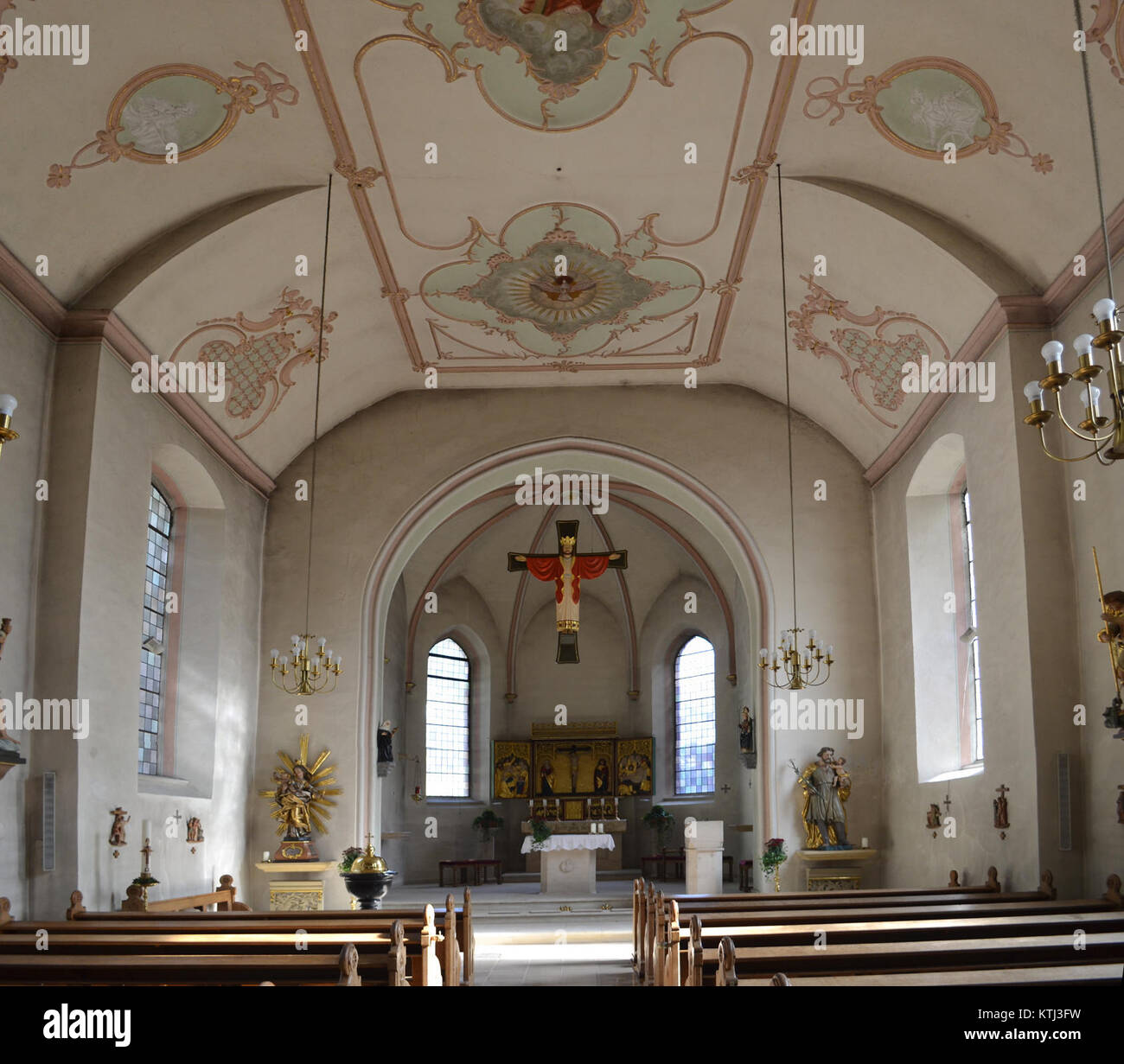 L'interno della chiesa di Balduinstein in Germania mostra il design tradizionale della chiesa europea. L'architettura è caratterizzata da elementi gotici e iconografia religiosa, che riflettono la lunga storia della chiesa. Foto Stock
