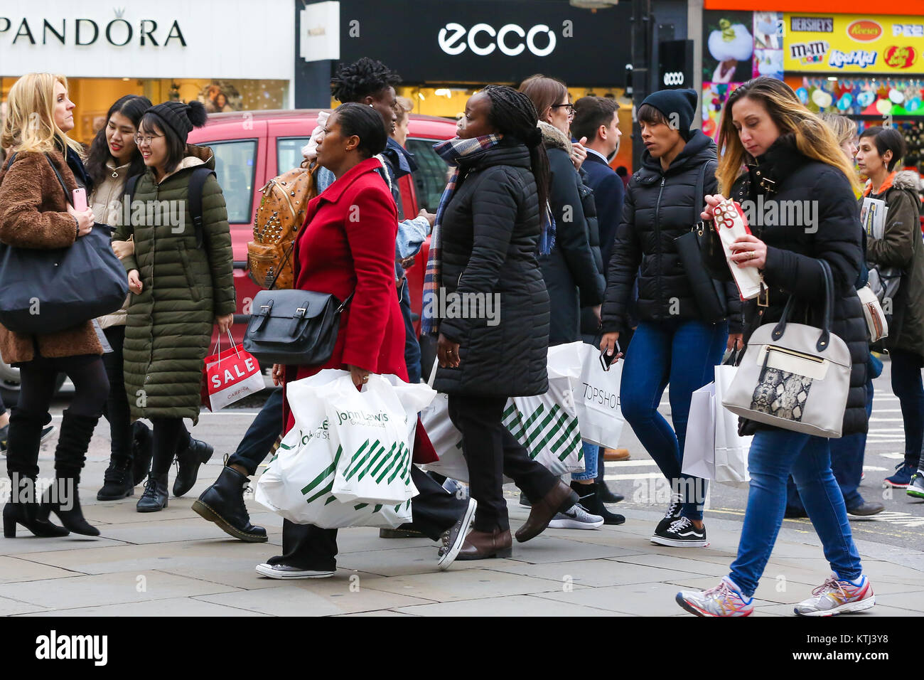 Agli acquirenti di effettuare i loro acquisti in sacchetti da approfittando del Venerdì nero offerte su Oxford Street. Dotato di: atmosfera dove: Londra, Regno Unito quando: 24 Nov 2017 Credit: WENN.com Foto Stock