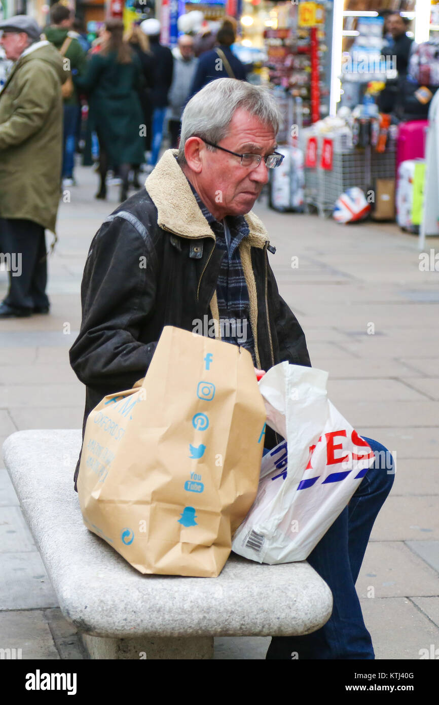 Agli acquirenti di effettuare i loro acquisti in sacchetti da approfittando del Venerdì nero offerte su Oxford Street. Dotato di: atmosfera dove: Londra, Regno Unito quando: 24 Nov 2017 Credit: WENN.com Foto Stock